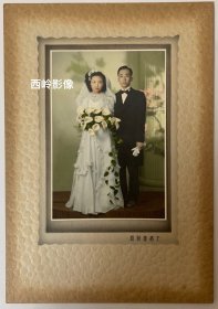 【民国老照片】民国时期大户人家夫妻结婚照（手工上色），带称板，品相完好，上色技术一流。