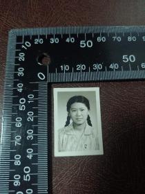 约六十年代戴毛主席像章的辫子美女照片一张，非常养眼，Z503