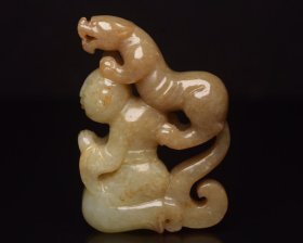 精品收藏，传世玉器，和田玉虎人 规格: 6.6×4.7×1.6厘米，重 72克。 玉质温润细腻，沁色自然，刀功老道，皮壳包浆一流，雕刻生动，线条流畅，品相完美！