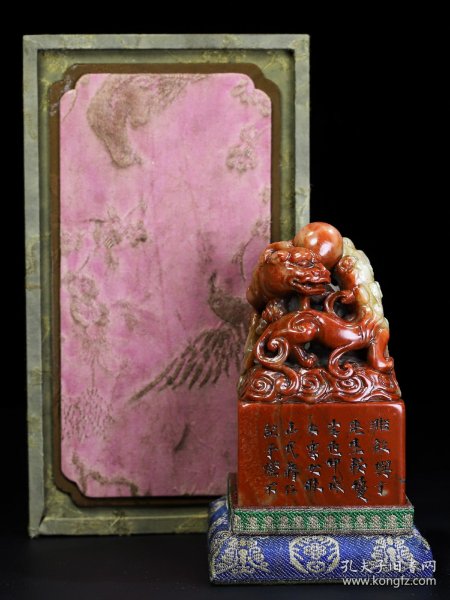 旧藏珍品布盒装纯手工雕刻寿山石印章。《三螭戏珠》（尺寸11.5公分x6.5公分x6.5公分x重量799克）
