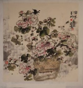 彭柯、彭石父子合作的写意勾线芙蓉花《独芳》中国画表现是彭柯老师参加2024中国美协西部大地情中国画油画作品展的同题材作品。这幅作品线条十分灵动，大气，鲜活。生动的笔墨表现，能让观者感受到芙蓉花存在的鲜活生命力。花与叶感觉像舞者在翩翩起舞，蝴蝶在画面之中恰当点睛处，让作品的意境更加动情悠远，这幅画可称得上是经典之作。