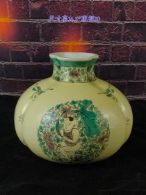 旧藏清康熙年制粉彩冬瓜瓶、品相完整、成色如图
