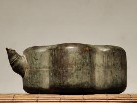 旧藏：铜制墨水壶，文房用，包浆浓厚，器型精美，玲珑别致。

尺寸：高3.3cm 长9cm