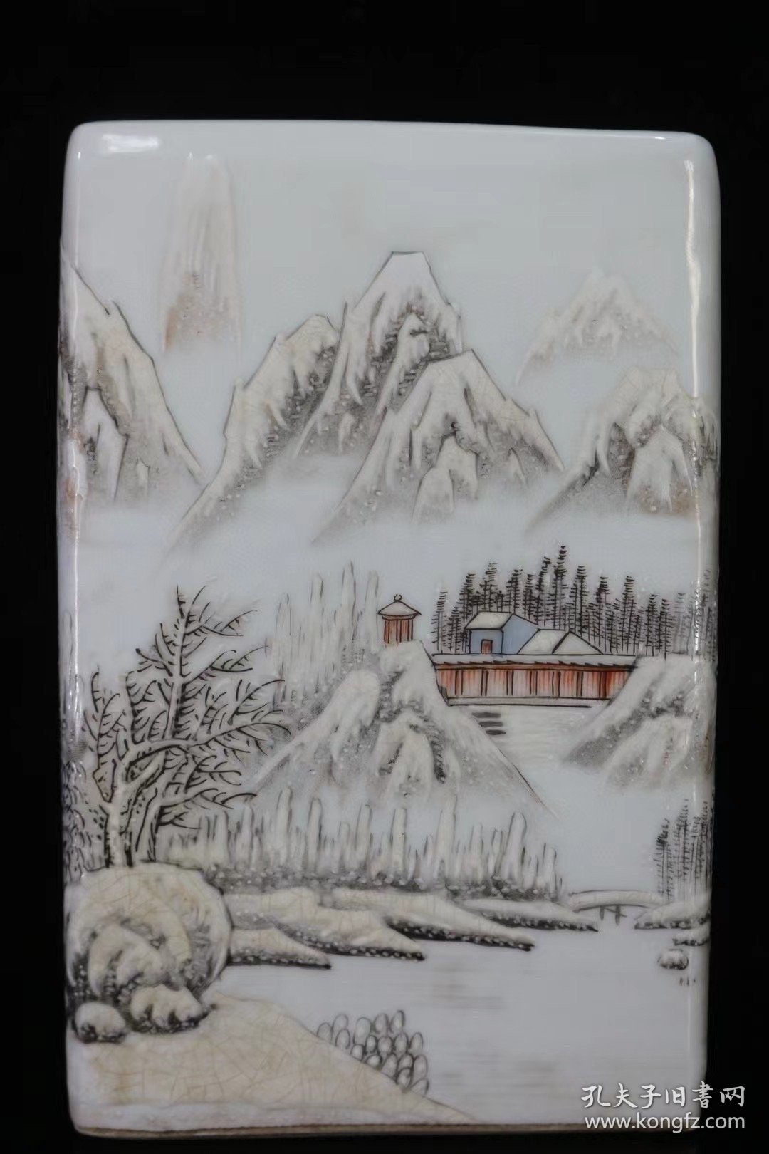 瓷器，竹山八友何许人作粉彩溪山积雪雪景笔筒，
宽13.6厘米高21.3厘米，，
编号9600k810775