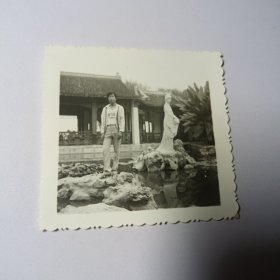 老照片–帅气青年在南京莫愁湖留影（身旁莫愁女雕像清晰可见）