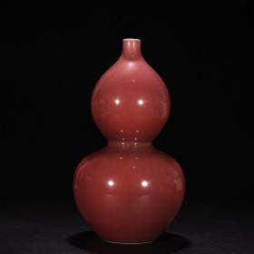 清霁红釉葫芦瓶（乾隆御题铭文）
高32.5厘米     宽17厘米  
2400