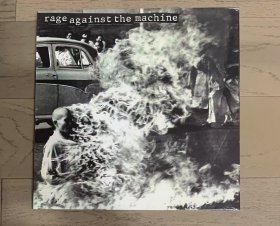 现货包邮 Rage Against The Machine 愤怒机器 LP黑胶唱片 全新未拆封 拍下不接受退款，全新未拆封唱片，所有唱片运输痕迹在所难免，不承担唱片内部不可见问题，如跳针、有炒豆声、划痕等问题！不承担运输冲顶、小折角等，偏远地区不包邮！