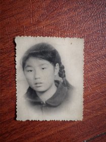 50年代老照片，辫子美女照片一张，