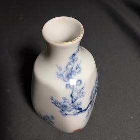 老瓷青花瓷，画梅花方瓶，细腻润泽收藏瓷