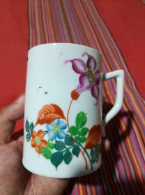 抗美援朝时期“世界和平”纯手绘花卉瓷杯，带锯钉6个，品相如图，包老保真