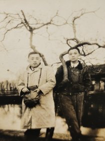 民国杭州风景老照片西湖边的大衣男子合影