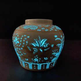 旧藏 明成化蓝彩描金全家福鸡纹夜光罐（萬贵妃铭文） 高14.8厘米 宽15厘米