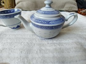 八十年代老厂货 景德镇青花玲珑小茶壶 茶杯套装（茶杯口沿有微瑕，见图）