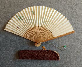 跃鱼与绿竹 网格布套日本回流京扇纸扇 设色品 扇高19Cm，展开最宽幅34Cm，绿珠吊坠，旧物。回流二手品 ，年久物，自然旧痕有之，不完美处有之，购前慎之，购后不纠结。 实价不议不包不退换！