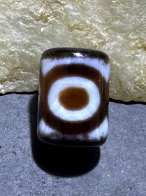 藏传三眼随形天珠一颗，