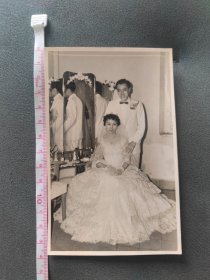 结婚老照片，蕾丝多层蛋糕婚纱新娘新郎合影老照片