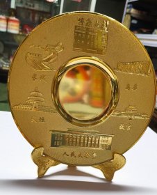 博康十周年纪念盘 金灿灿，图案内容丰富（人民大会堂 故宫 长城 天坛 鸟巢，博康大厦）直径20公分