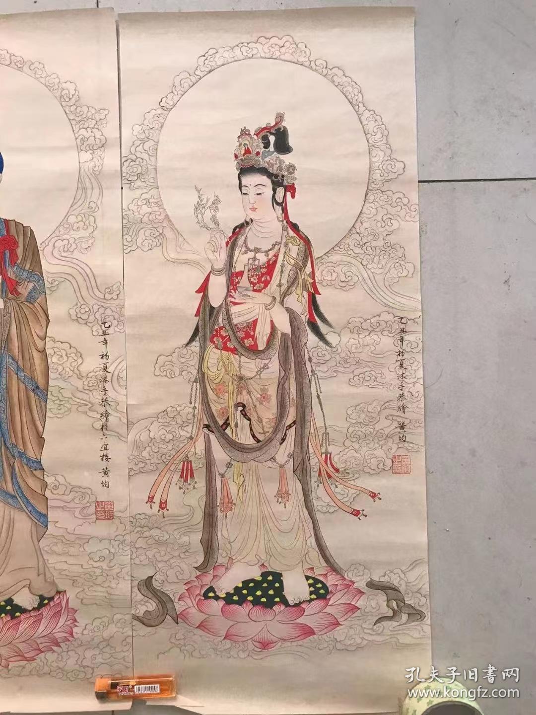 当代著名画家黄钧先生真迹，这是一套，共三张，纸本工笔，大约是八几年的画，被人收藏过一直未装裱，画心尺寸大约是32.5乘77厘米左右，保真包老包手绘包原作，由于时间长纸张有黄斑，脆裂等现象实属正常，不过总体保存完整，有点微瑕，完美主义者勿扰，需要有识它的朋友结缘！