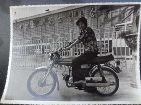 《老照片》广州广交会上骑摩托车的时髦姑娘