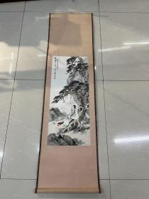 扬州著名画家顾伯逵原裱松荫高士立轴81x34
钤印：“同人合作”（白印）
顾伯逵，号九峰居士、片石斋老人。扬州人。九岁随出家镇江金山寺的舅父竺仙学画，并云游四方。
18岁独立作画，兼收石涛、板桥、伯年等名家之长，渐成俊逸洒脱、激情奔放的艺术风格。早先着意画猴，惟妙惟肖，自成一绝。兼工人物、山水、花卉、翎毛。偶制灯彩、风筝，亦匠心独运。新中国建立后，多次在上海、南京及扬州举办画友联展或个人画展。1