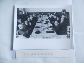 1978年3月【热烈庆祝五届人大和五届政协胜利召开】新闻展览照片 照片 老照片 8寸(20.5x15.5cm )(31)中国民主同盟的代表在讨论政协工作报告。