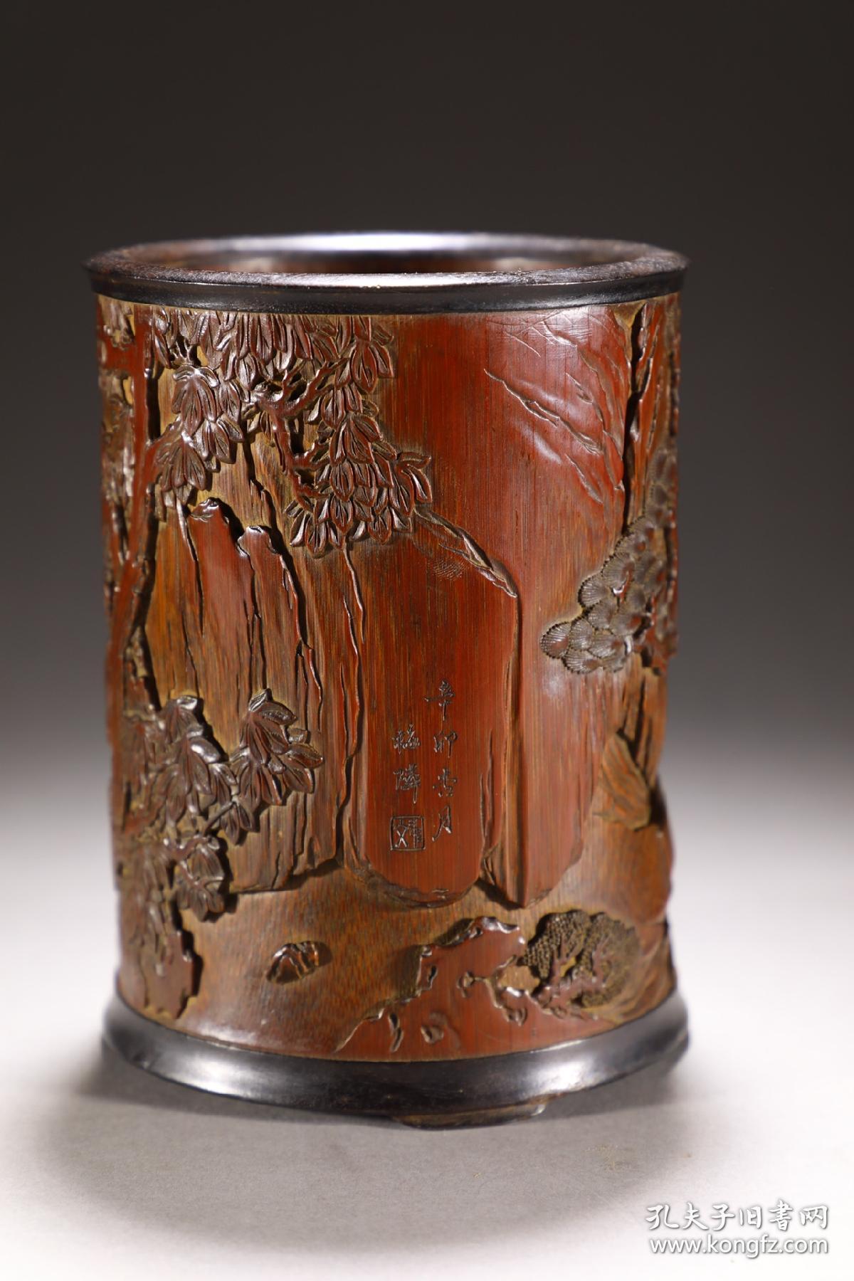 梅邻 竹雕松下高仕笔筒
尺寸：11.8×15.6厘米 重390克