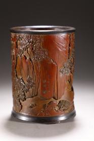 梅邻 竹雕松下高仕笔筒
尺寸：11.8×15.6厘米 重390克