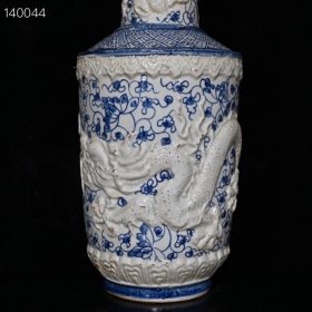 大明嘉靖青花留白雕刻龙纹瓶