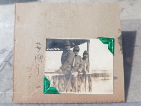 民国（1938年）安徽芜湖老照片，抗战时期照片，照片人物具有代表性，老建筑今已不存，非常珍贵史料，独一无二。
照片一：日军与中国老百姓（疑是慰安F），地址为安徽芜湖莲塘；
照片二：江边大桥船上，地点为安徽芜湖太平府。
两张贴在一张卡纸上正反两面，一起出售，包邮
