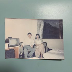 青年男女在宾馆客房留影 90年代（5吋彩色老照片）