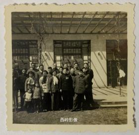 【老照片】1950年代上海地区师生集体小型合影-- 旧照为华东师大校友邱德花旧藏，此照为其先生求学时期的照片（可能是上海杨泾中学或上海第一师范学校师生，供参考）.
