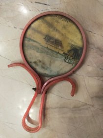 50年代化妆小镜子一个
上海奉城手工业社制作，背面有一处裂痕见图。品相如图，实物拍照。