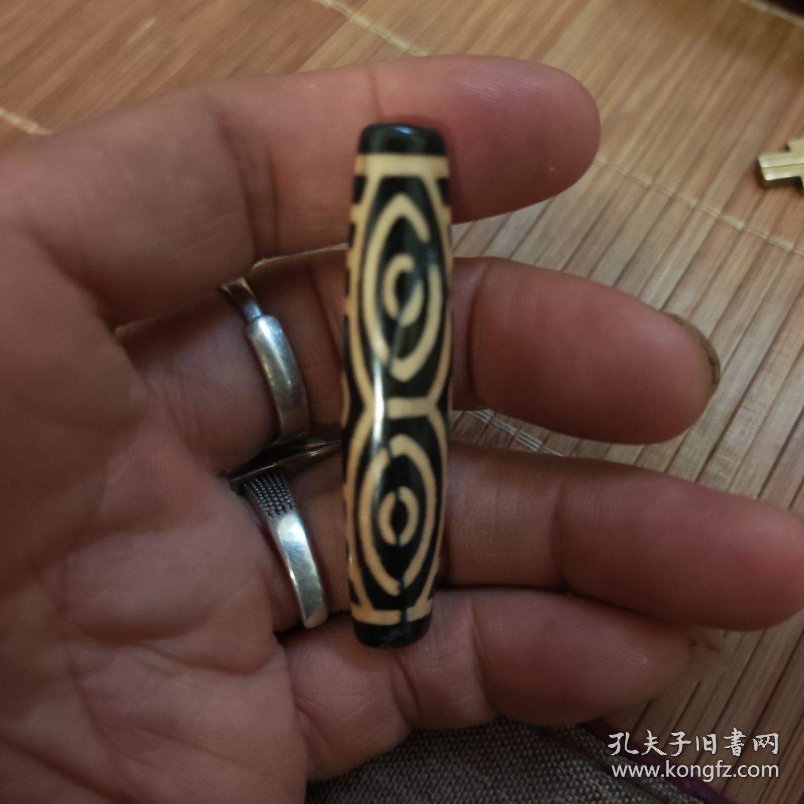 非常漂亮稀罕的六眼老天珠一颗高油黑体黄肉很油润细腻