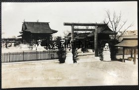 民国日军侵华时日本上海神社大门及周边景象，该“神社”位于原虹口公园东南部，虹口公园现为鲁迅公园。老照片内容少见，较为难得