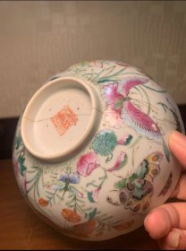 嘉庆本朝粉彩花口碗 保真包老瓷器有很高的艺术收藏价值 收藏者甚多,古瓷器收藏是一门学问,不仅间接与古人对话填补精神世界陶冶情操并且也能保值、升值作为一种特别投资爱好与雅趣。然而瓷器易碎千百年来经历了兵慌战乱、生活中的使用与磕碰所以难免有正常伤残磨损能传世下来属实不易遇到即是物缘应倍加珍惜。东西保老保真价格商量好后宝贝将由顺丰打包到付安全到家。 感兴趣的话点“我想要”和我私聊吧~