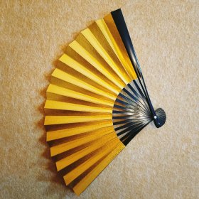 金银小扇 日本回流纸扇 展幅约30Cm 高18Cm 竹扇骨 ，全新。