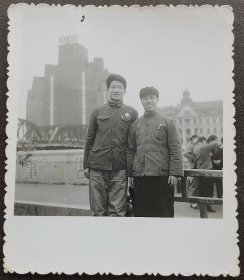 上海老照片，六十年代，上海外滩留影（大厦上有标语）