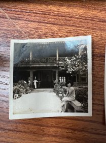 美女老照片9张，在烟雨楼前 ，公园里等