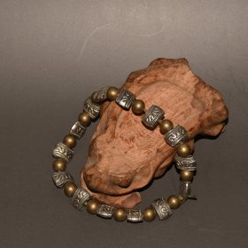 早期收藏 白铜雕工手链手串摆件 做工精细 品相如图 尺寸：珠子直径长1.1厘米 宽0.8厘米 总长10厘米 重41克左右