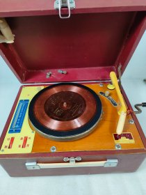 东方红手摇唱机，。 机箱上标有"为人民服务"极富收藏价值。是那个年代优秀品牌的典范。本机收扩唱功能正常，音质完美。