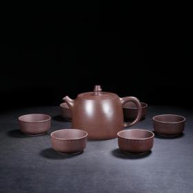 品名：井栏
底款：顾景舟
尺寸：壶16/9cm，杯子6.5/3
容量：壶400cc，杯子50cc
紫砂分类：原矿紫泥
底款介绍：顾景舟（1915-1996），原名景洲。别称：曼希、瘦萍、武陵逸人、荆南山樵。自号壶叟、老萍。宜兴紫砂名艺人，中国美术家协会会员，中国工艺美术大师。18岁拜名师学艺。三十年代后期至上海制壶仿古。