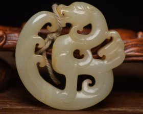 和田玉兽 规格: 5.5×5.5×1.2厘米，重 51克。 玉质温润细腻，沁色自然，刀功老道，皮壳包浆一流，雕刻生动，线条流畅，品相完美！