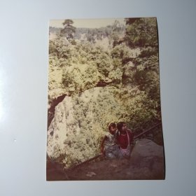 老照片-90年代初一对年轻母女在张家界天下第一桥留影（2）