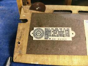54_民国时期三四十年代，英国ekco电子管手提式收音机。外包皮革。十分精美的一款老电子管收音机。包皮革的少见，手提式更是少见！品相保存不错。原机原品。正常使用！！收藏佳品！