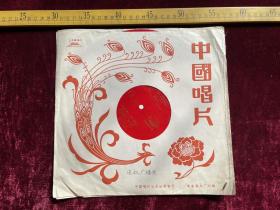 1983年大薄膜唱片，中国音乐家赴港演出实况录音剪辑（一）（二），两张一套全。第一张：春之歌·我的小路（李谷一）、草原之夜·船工号子（李双江）、一杯美酒·夜莺（迪里拜尔·尤努斯）、假如你要认识我·三月茶歌·黑天神啊，吹起你的笛子吧（关牧村）；第二张：谁不说咱家乡好·二黑哥为什么还不回还·在希望的田野上、好久没到这条坡·挑担茶叶上北京（何纪光）、四季调·月光下的凤尾竹（于淑珍）、龙船调等