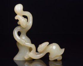 传世玉器收藏，和田玉，三娘教子 规格: 7.3×6.6×1.7厘米 重 55克。 玉质温润细腻，沁色自然，刀功老道，皮壳包浆一流，雕刻生动，线条流畅，品相完美！