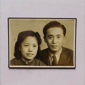 民国时期拍摄与重庆《西装夫妻合影照》原版黑白照片一张，背面有毛笔题字：寄 父母大人 惠存 素英 维英敬赠