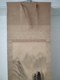 （8）绢本挂轴老画《山水风景人物图》包装盒完整，青峰笔 原装原裱立轴画一副，绫装，品相如图 钤印（尺寸183cmX52.5cm画心尺寸106cmX40.5