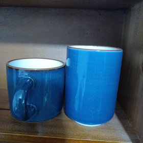漂亮的蓝釉鱼籽纹两个精美喝水喝咖啡瓷器，没有使用。