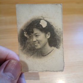 老照片-五十年代漂亮女孩半身照（头上戴花，脖子戴项链）